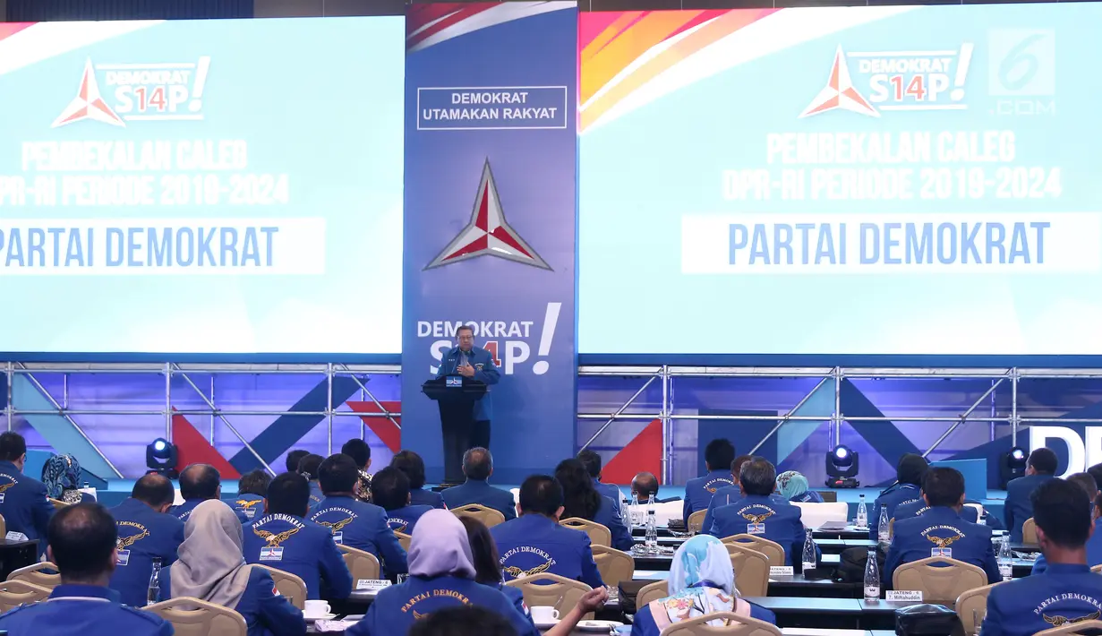 Ketua Umum Partai Demokrat, Susilo Bambang Yudhoyono memberikan pidato politiknya pada acara penutupan Pembekalan Caleg DPR RI Periode 2019-2024 Partai Demokrat di Jakarta, Minggu (11/11). (Liputan6.com/Herman Zakharia)