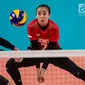 Pemain Voli Indonesia, Novia Andriyanti berusaha mengembalikan bola pada babak penyisihan grup A voli putri Asian Games 2018 melawan Thailand di Tennis Indoor Senayan, Jakarta, Senin (27/8). Indonesia kalah 1-3 dari Thailand (Bola.com/Vitalis Yogi Trisna)