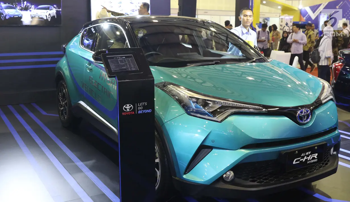 Pekerja membersihkan mobil bertenaga listrik yang dipamerkan pada gelaran Indonesia Electric Motor Show (IEMS) 2019 di Jakarta, Rabu (4/9/2019). IEMS 2019 merupakan pameran khusus kendaraan listrik pertama di Indonesia yang digelar BPPT. (Liputan6.com/Helmi Fithriansyah)