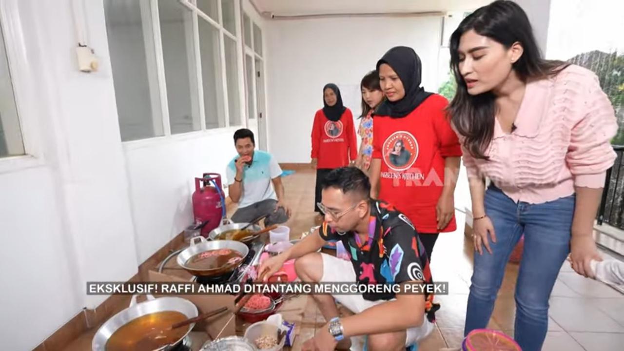 Potret Ruang Produksi Peyek & Sambal Angbeen Rishi di Hunian Megah Bak Istana, Raffi Ahmad 'UMKM tapi di Rumah Gede
