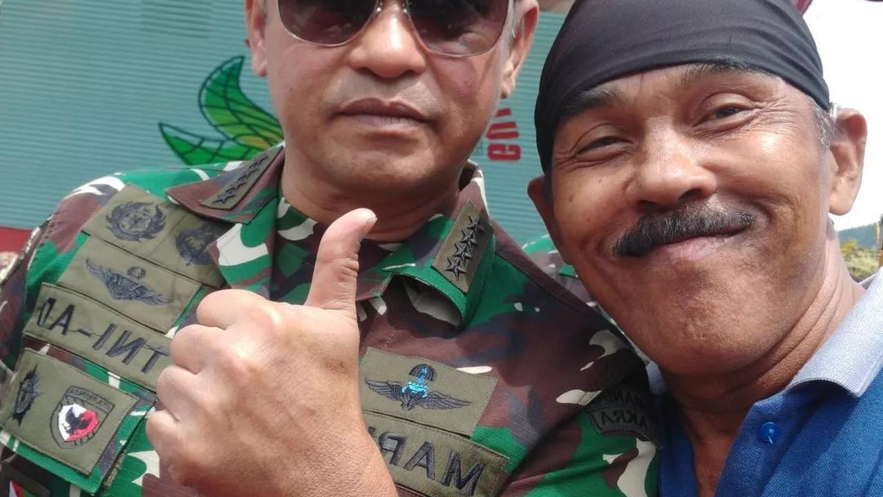 Pada potret pertama, Kopral Bagyo terlihat berpose dengan Jenderal TNI Maruli Simanjuntak.<br>