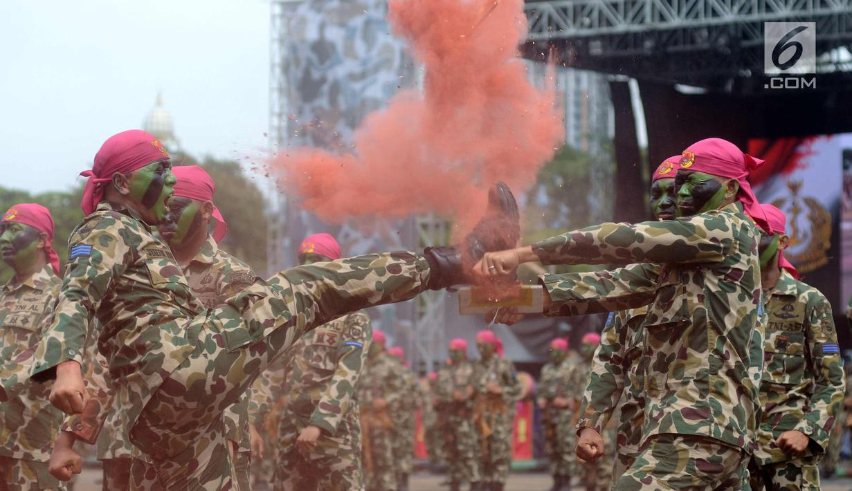 Prajurit Marinir memeragakan beladiri militer saat upacara HUT Korps Marinir ke-72 di Kesatrian Marinir Hartono, Cilandak, Jakarta, Rabu (15/11). HUT Marinir ke-72 bertema Marinir Prajurit Pejuang dan Profesional. (Liputan6.com/Helmi Fithriansyah)