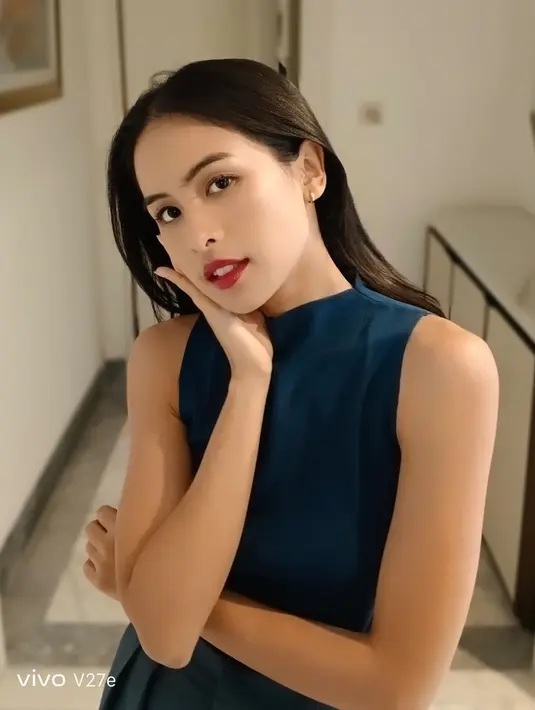 Dalam balutan atasan berwarna biru navy tanpa lengan yang kasual, Maudy Ayunda tampil menawan dengan pulasan lipstik merah. Rambut panjangnya yang indah dibiarkan tergerai. [Foto: Instagram/maudyayunda]