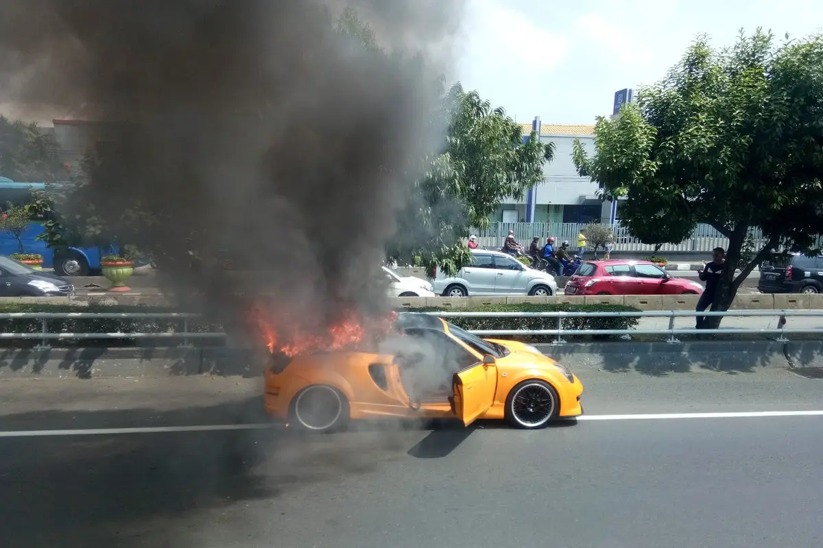 Mobil terbakar