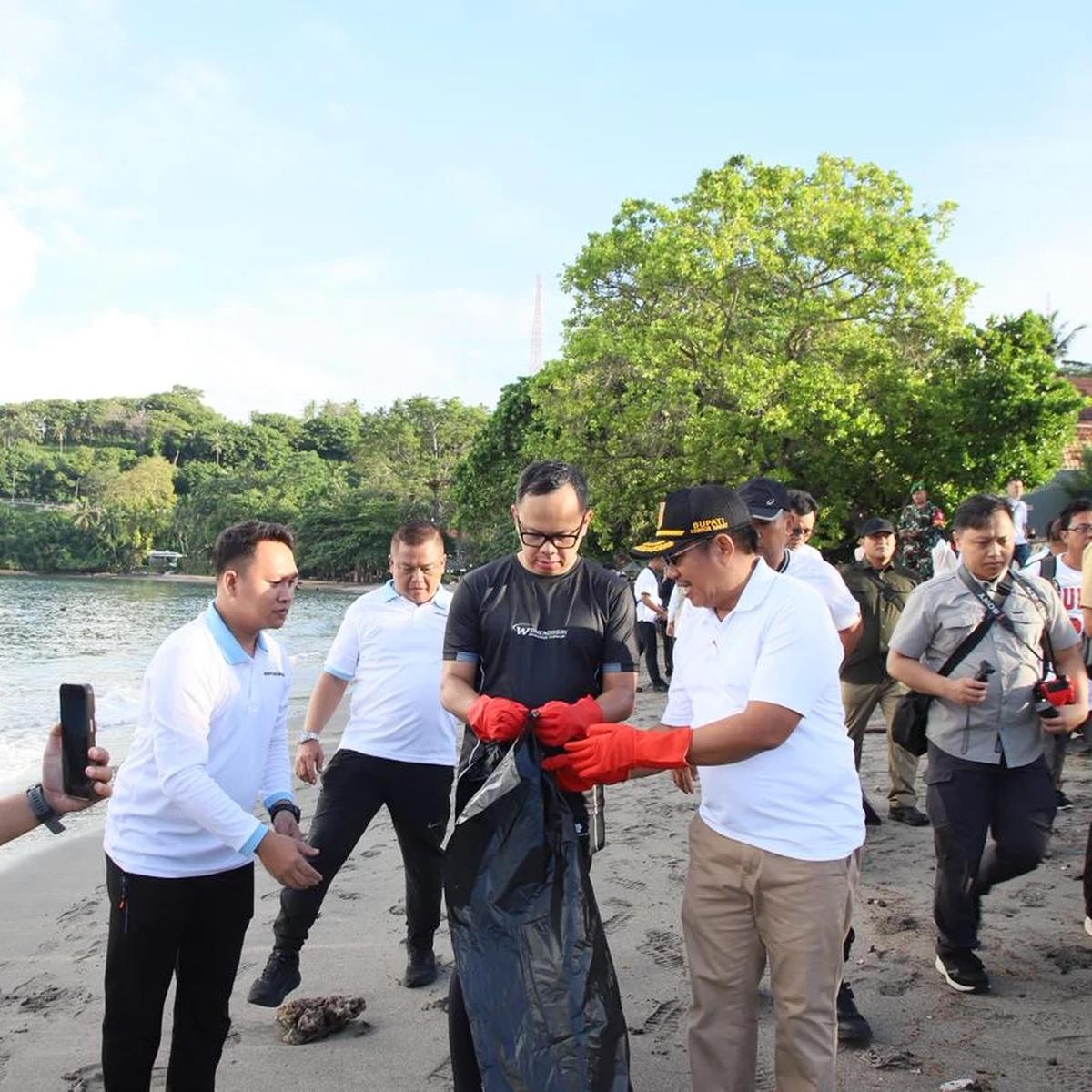 Dukung Indonesia ASRI, Wamendagri Bima Arya Bersama ASN dan Praja IPDN NTB Gelar Gerakan Bersih Pantai
