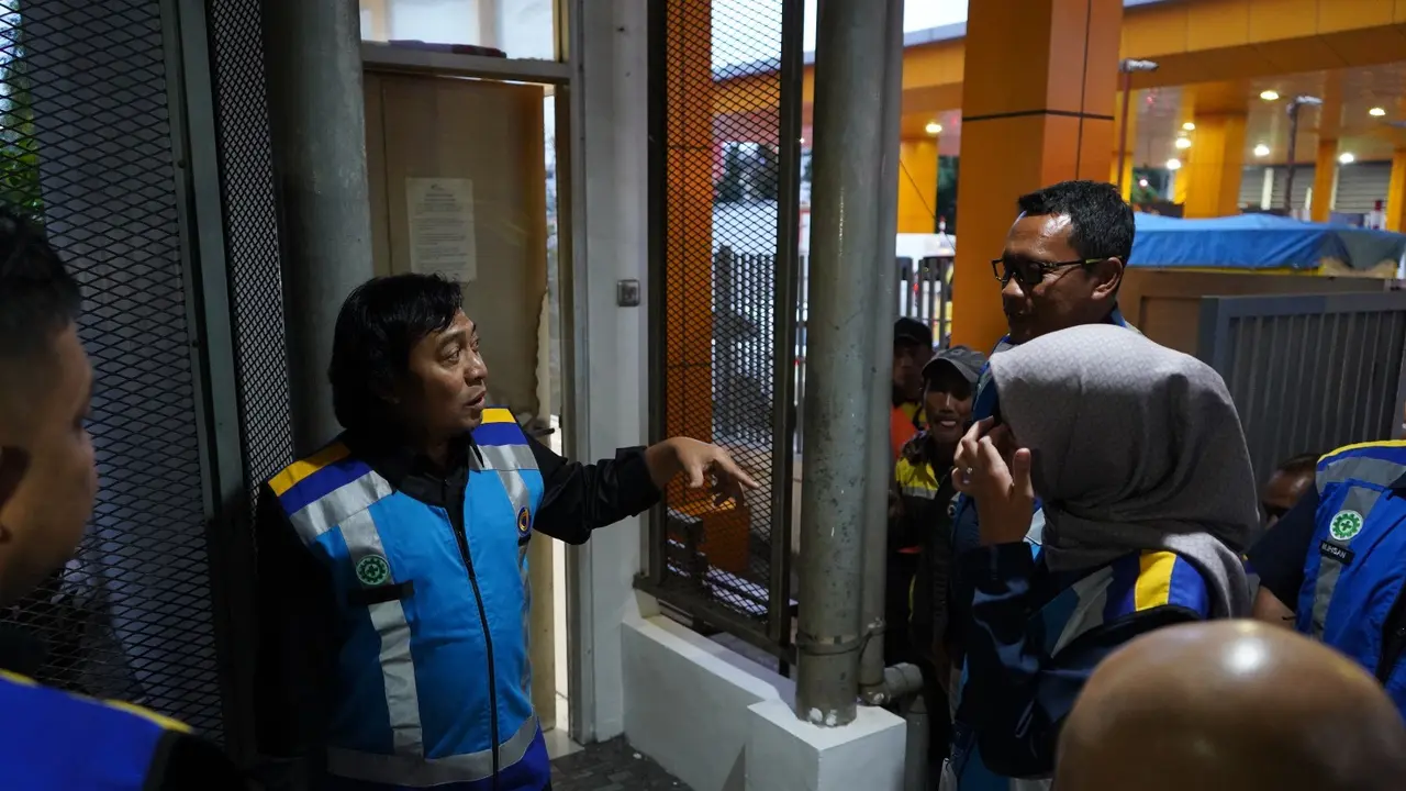 Anggota Dewan Perwakilan Daerah (DPD) wilayah Jawa Barat Alfiansyah Bustami alias Komeng saat meninjau langsung ke Kantor Jasamarga Metropolitan Tollroad (JMT).