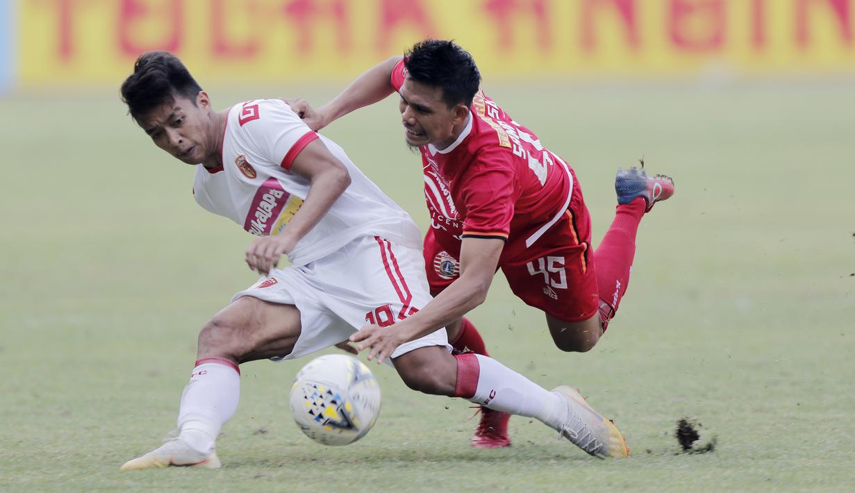Gelandang Persija Jakarta, Sandi Sute, terjatuh saat berebut bola dengan gelandang Perseru Badak Lampung, Haryanto Panto, pada laga Liga 1 2019 di Stadion Patriot, Bekasi, Minggu (1/9). Persija takluk 0-1 dari Badak Lampung. (Bola.com/M Iqbal Ichsan)