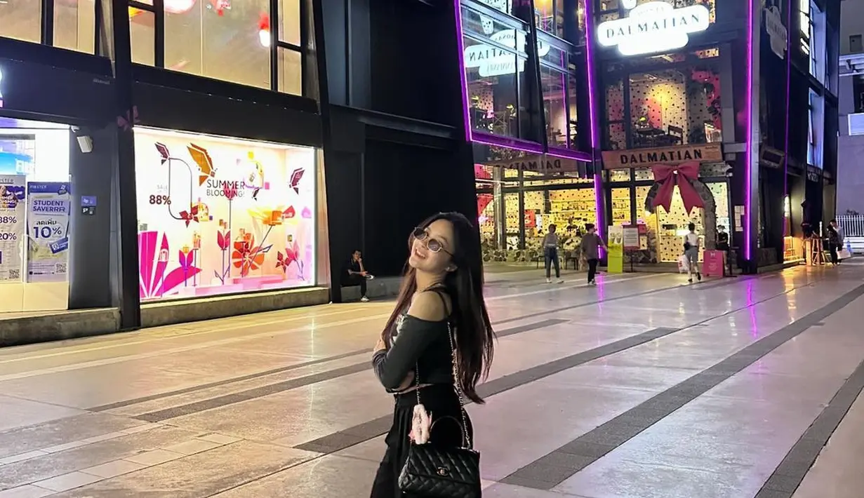 Pesona Eca Aura pakai outfit kasual serba hitam. Ia mengenakan off-the-shoulder top dan celana panjang, serta shoulder bag hitam. Pemanis berupa sneakers putih dan sunglasses menyempurnakan keseluruhan penampilan Eca Aura di sini. [Foto: Instagram/elsaajapasal]