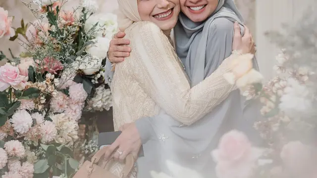 6 Potret Laudya Cynthia Bella di Acara Lamaran Sahabatnya, Makin Memesona