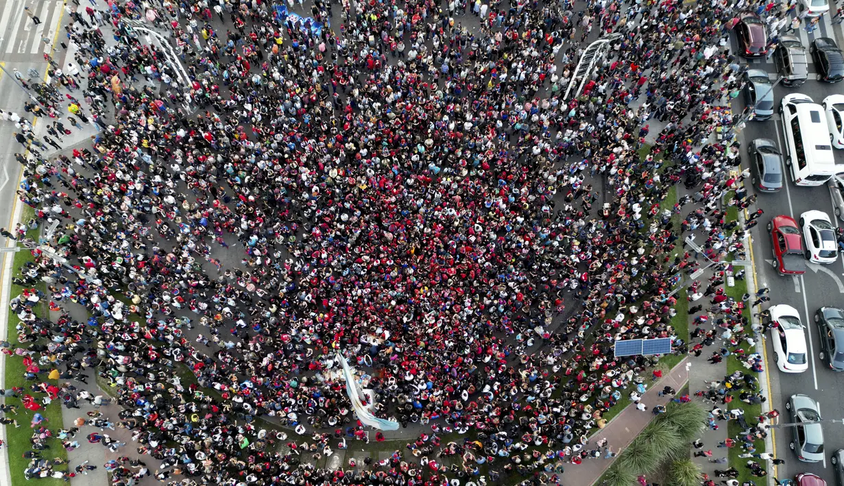 Sekitar 1.000 orang berkumpul di sebuah monumen besar di ibu kota Argentina dengan mengenakan kostum Spider-Man. (AP Photo/Rodrigo Abd)