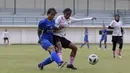 Pada laga ini Tim Pon Jabar bermain terbuka dan lebih sering menekan pertahan Garuda Pertiwi. (Foto: Bola.com/M Iqbal Ichsan)