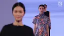Model mengenakan busana karya Wastu by Auguste Soesastro dan Populo Batik dalam acara Fashion Nation 12th Edition di Jakarta, Jumat (13/4). (Liputan6.com/Arya Manggala)
