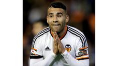 Pemain Valencia, Nicolas Otamendi tampil pada laga La Liga melawan Athletic Bilbao di Stadion Mestalla, Spanyol, Minggu (9/11/2014). Sempat dikaitkan dengan Manchester United namun Otamendi malah resmi pindah ke Manchester City. (EPA/Juan Carlos Cardenas)