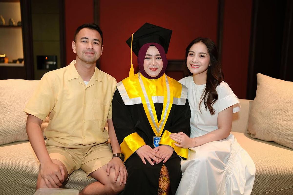 Potret Mbak Lala Wisuda, Syukurannya Diajak ke Bali Sampai Bawa Toga