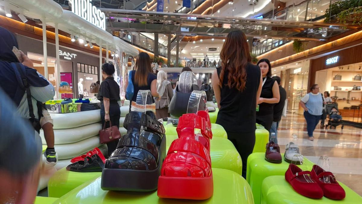 Bergaya Manis dan Cantik bak Jeli di Musim Pancaroba dengan Koleksi Sepatu Terbaru Melissa