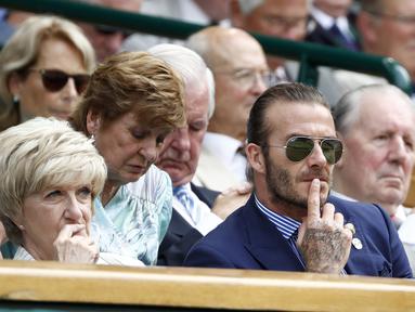 Mantan pemain Manchester United, David Beckham, bersama ibunya, Sandra West menyaksikan pertandingan turnamen tenis Wimbledon hari kelima di London Inggris, (7/7/2017). (EPA/Peter Klaunzer)