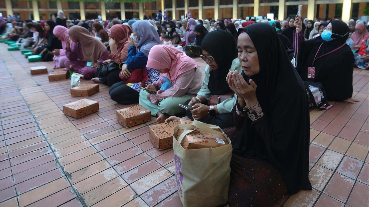 FOTO: Ribuan Jemaah Berbuka Puasa di Masjid Istiqlal pada Hari Pertama Ramadan