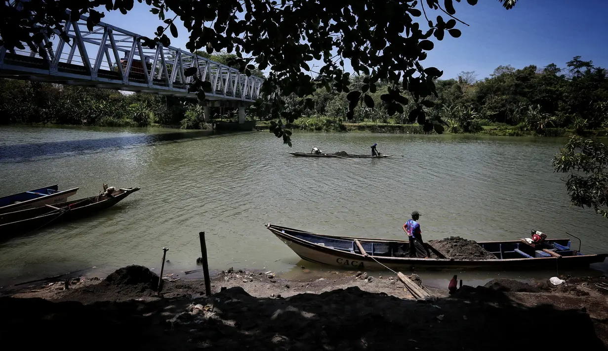 Suasana aktivitas penambang pasir di Sungai Luk Ulo, Kabupaten Kebumen, Jawa Tengah, Sabtu (05/5). Penambang menjual pasir ke pedagang pasir di pangkalan truk tepi sungai. (Liputan6.com/Fery Pradolo)