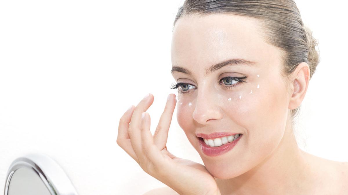 6 Penyebab Seseorang Memiliki Wajah Terlihat Tua - Beauty Fimela.com