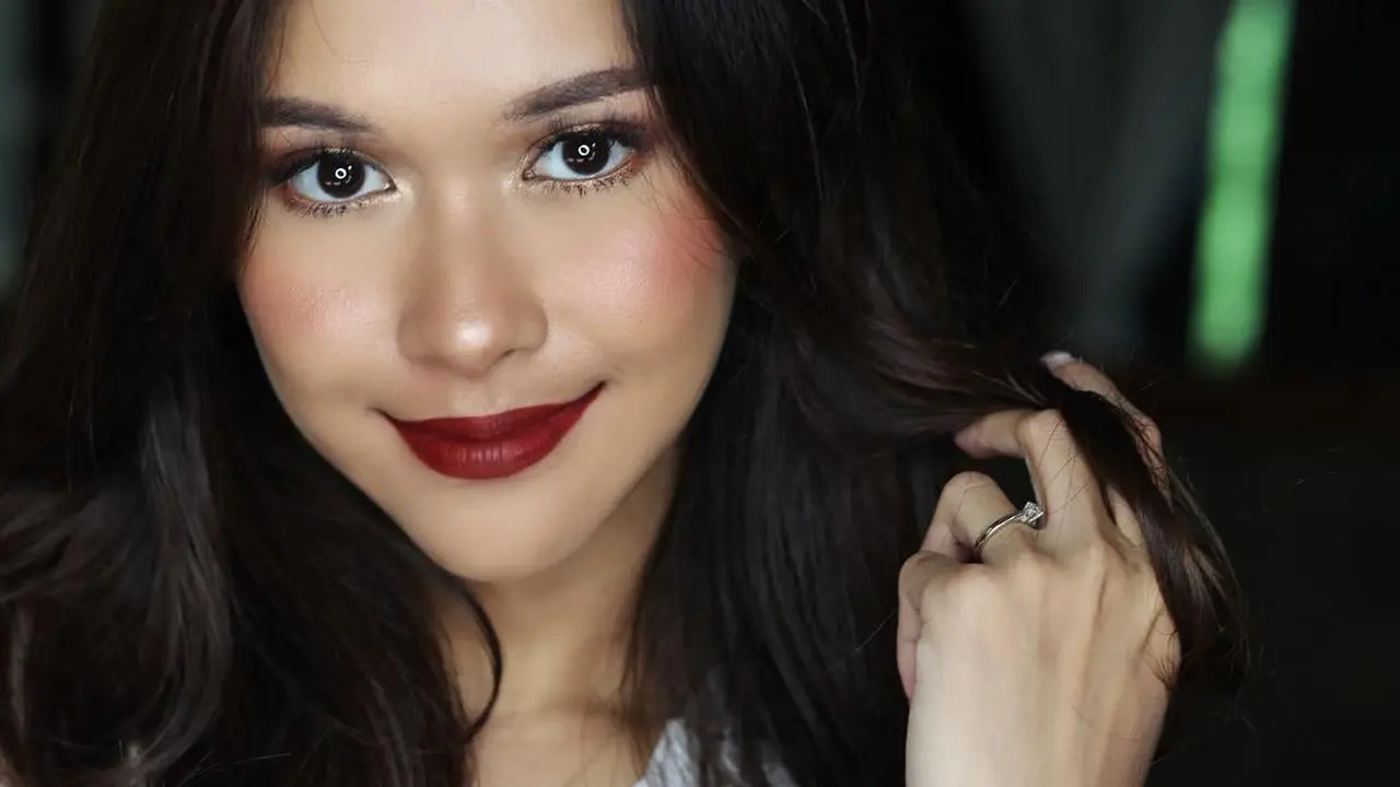 [Bintang] Bukan Warna Merah Biasa, Nana Mirdad Tampak Cantik dengan Lipstik Merah Burgundy