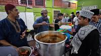Komunitas India Muslim di Kota Medan, membagikan ratusan porsi nasi briani dan kari kambing sebagai menu berbuka puasa