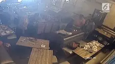 Sebuah insiden mengerikan terjadi di sebuah restoran di Mumbai, India. Pasalnya, sebuah ponsel meledak di saku pemiliknya.