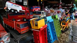 Sejumlah mainan kayu dipajang di kawasan Kalibata, Jakarta, Selasa (18/10). Meski kerajinan kayu mulai tergencet oleh mainan dari bahan plastik maupun elektronik, beberapa diantaranya masih tetap eksis. (Liputan6.com/Johan Tallo)