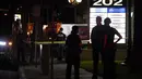 Petugas polisi berdiri di luar gedung bisnis tempat penembakan terjadi di Orange, California California (31/3/2021).  Tersangka ditahan dan juga dibawa ke rumah sakit. (AP Photo/Jae C. Hong)