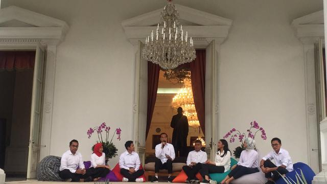 Jokowi Memperkenalkan 7 Staf Khusus Baru Presiden