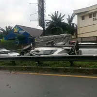 Naas bagi pengendara toyota fortuner yang menabrak tiang PJU hingga terbalik di tol jor Tanah Kusir. (via: istimewa)