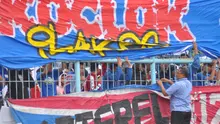 Ketua Panpel Arema, Abdul Haris, melepas spanduk yang dipasang di pagar tribune ketika Arema uji coba melawan Timnas Indonesia U-22 (10/2/2019). (Bola.com/Iwan Setiawan)