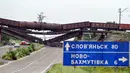 Sebuah jembatan kereta di dekat desa Novobakhmutivka, 30 km sebelah utara Donetsk, Ukraina, rusak parah, (8/7/2014). (AFP PHOTO/Dominique Faget)