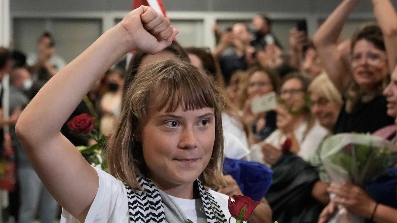 FOTO: Greta Thunberg Dideportasi Israel, Kecam Genosida di Gaza Setibanya di Yunani