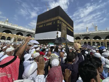 Jemaah haji mengelilingi Kabah di Masjidil Haram, Makkah, Arab Saudi, Sabtu (1/7/2023). Jemaah haji melaksanakan tawaf ifadah usai melaksanakan puncak ibadah haji di Padang Arafah, Muzdalifah, dan Mina. (AP Photo/Amr Nabil)