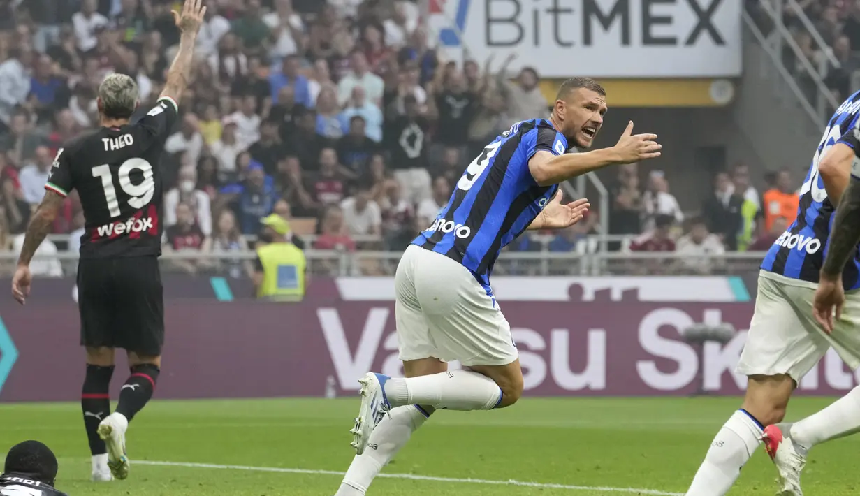 Penyerang Inter Milan, Edin Dzeko melakukan selebrasi usai mencetak gol ke gawang AC Milan pada pertandingan lanjutan Liga Serie A Italia di stadion San Siro di Milan, Italia, Sabtu (3/9/2022). AC Milan menang tipis atas Inter Milan 3-2. (AP Photo/Luca Bruno)