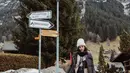 Berlibur di Swiss, Andien Aisyah tampil dengan outfit berlapis. Ia mengenakan coat winter di atas jaket dan sweater. Dipadu celana panjang dan beanie. [Instagram].