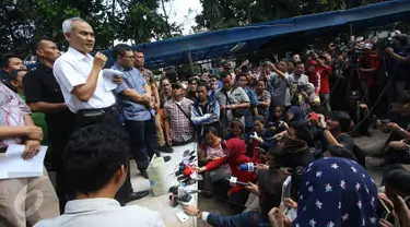 Tim dokter menyampaikan keterangan kepada orangtua yang anaknya menjadi korban vaksin palsu di halaman parkir RS Harapan Bunda, Jakarta, Jumat (15/7). Pihak RS menyatakan peredaran vaksin palsu dimulai dari Maret-Juni 2016 (Liputan6.com/Immanuel Antonius)