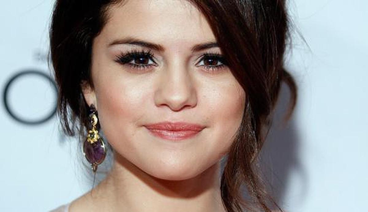 Manisnya senyum Selena Gomez