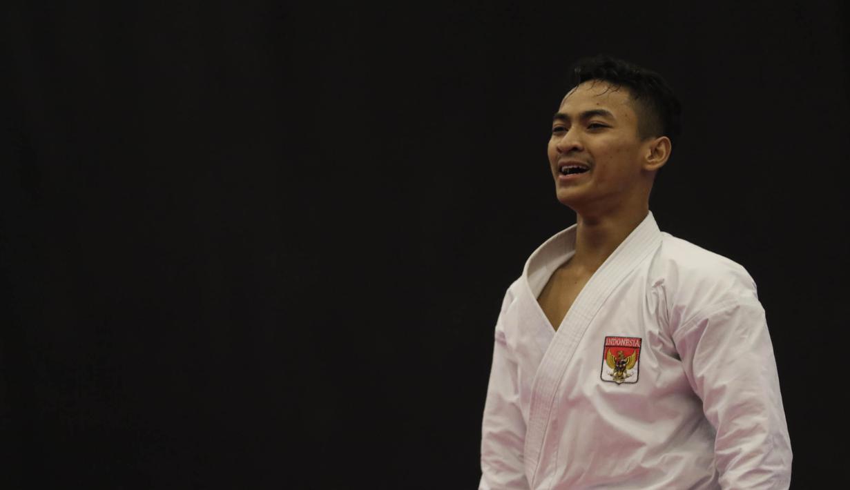Karateka Indonesia, Ahmad Zigi Zaresta berhasil menjadi juara dunia nomor Kata Junior pada Kejuaraan Dunia Karate Junior, Cadet dan U-21 di Indonesia Convetion Exhibition, BSD, Tangerang, Kamis (12/11/2015). (Bola.com/Vitalis Yogi Trisna)