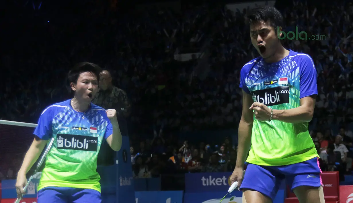 Tontowi Ahmad/Liliyana Natsir merayakan kemenangan atas pasangan Malaysia, Chan Peng Soon/Goh Liu Ying pada final Indonesia Open 2018 di Istora Senayan, Jakarta, (8/6/2018). Tontowi/Liliyana menang 21-17, 21-8. (Bola.com/Nick Hanoatubun)