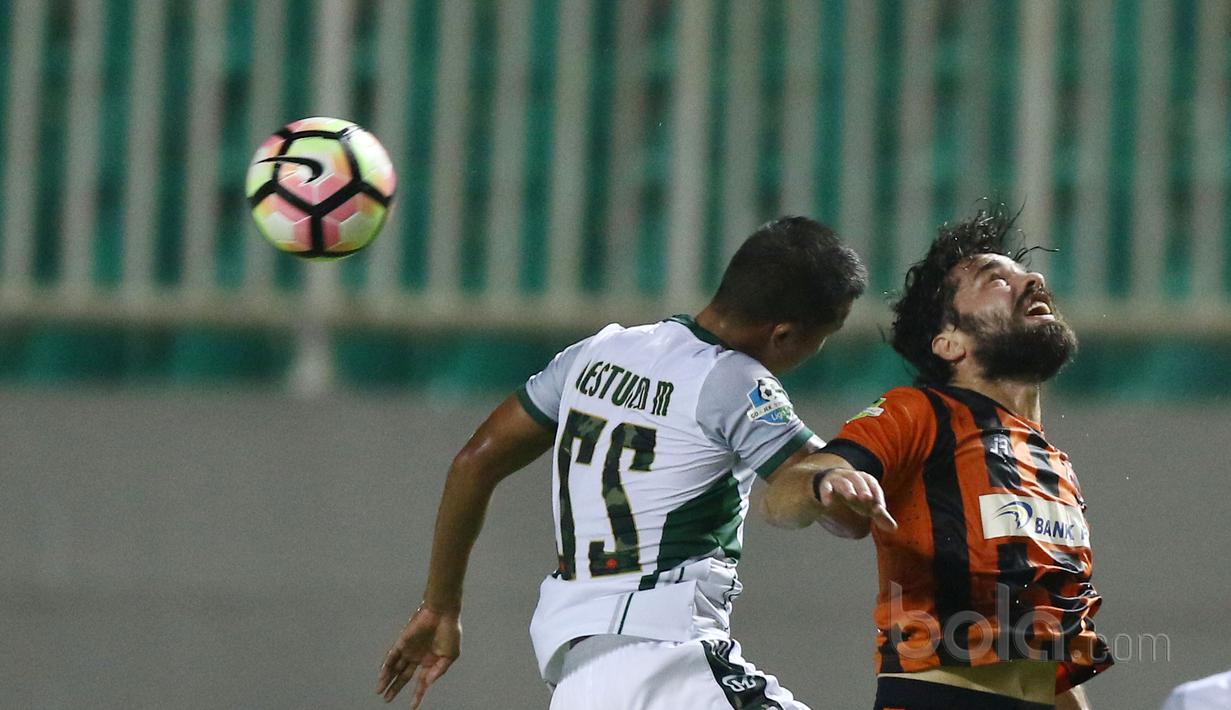 Pemain PS TNI, Manahati Lestusen (kiri) berduel dengan pemain Perseru Serui, Alba Serkadifat pada laga Liga 1 2017 di Stadion Pakansari, Bogor, Minggu (18/6/2017). PS TNI menang 1-0. (Bola.com/Nicklas Hanoatubun)
