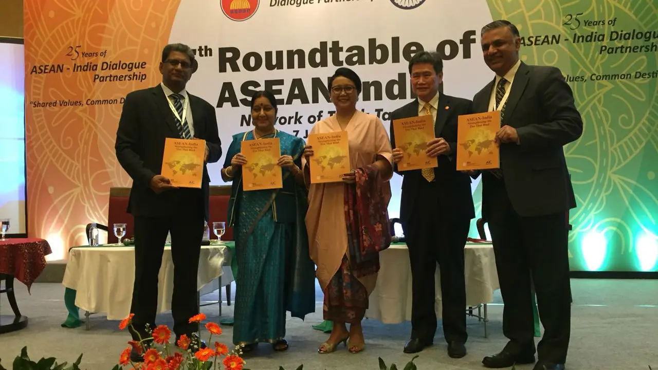 Menteri Luar Negara India Sushma Swaraj bersama dengan Menlu RI Retno Marsudi
