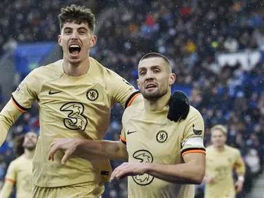 Pemain Chelsea, Mateo Kovacic, bersama Kai Havertz merayakan gol ke gawang Leicester City pada laga pekan ke-27 Premier League di Stadion King Power, Sabtu (11/3/2023). (AP Photo/Rui Vieira)