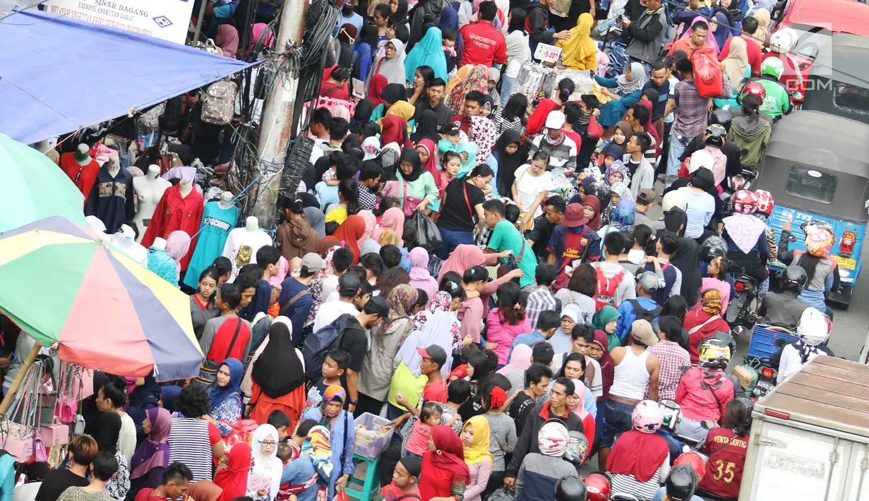 Masyarakat memadati pasar Tanah Abang untuk berbelanja di Jakarta, Minggu (11/6). Para pengunjung pasara Tanah Abang ini tak hanya datang dari Jakarta, tapi juga datang dari daerah lain di luar Jakarta. (Liputan6.com/Angga Yuniar) 