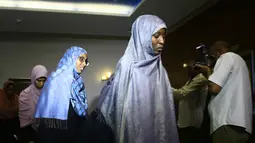 Tujuh wanita anggota ISIS asal Sudan dipulangkan dari Libya ke negaranya, Khartoum, Sudan, Rabu (4/4). Mereka bergabung dengan para jihadis untuk berperang. (ASHRAF SHAZLY/AFP)
