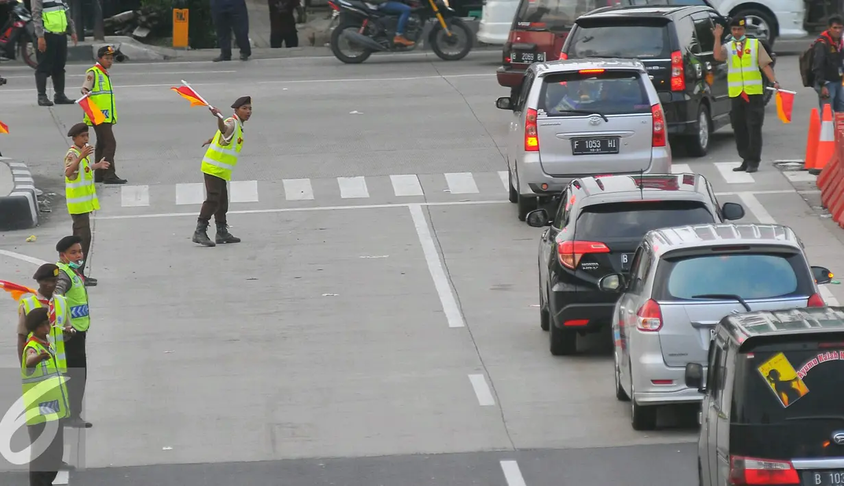 Sejumlah remaja Pramuka mengatur lalu lintas di pertigaan pintu keluar tol Brebes, Jawa Tengah, Jumat (23/12). Untuk mengantisipasi puncak arus mudik Natal 2016 anggota Pramuka ikut terjun membantu di sejumlah titik kemacetan. (Liputan6.com/Angga Yuniar)
