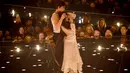 Shawn Mendes dan Camila Cabello saat tampil di atas panggung MTV VMA's 2019 di New Jersey, AS (26/8/2019). Shawn Mendes muncul dengan kaos putih ketat tanpa lengan, memainkan gitarnya. (Bryan Bedder/Getty Images/AFP)