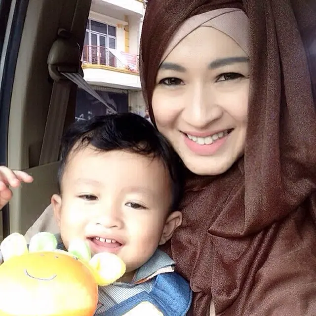 Ternyata Mualaf Sejak SMP, Ini 6 Potret Lawas Okie Agustina di Awal Berhijab