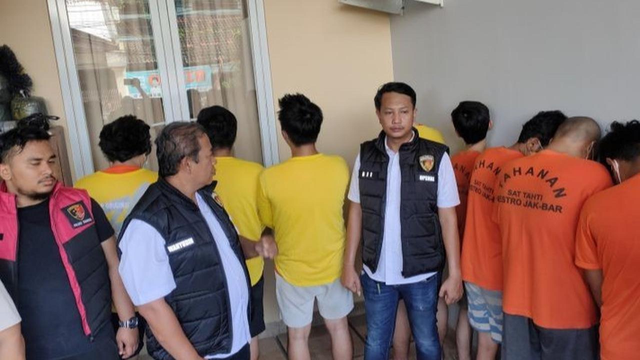 Markas Penampungan Uang Judi Online Internasional di Jakbar Digerebek, Tumpukan Buku Rekening jadi Sorotan
