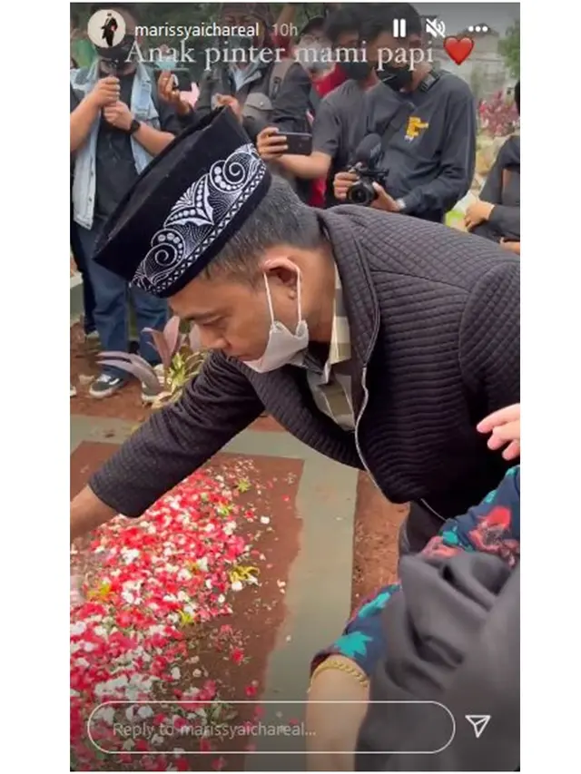 7 Potret Keluarga Haji Faisal Ziarah ke Makam Vanessa Angel dan Bibi Ardiansyah